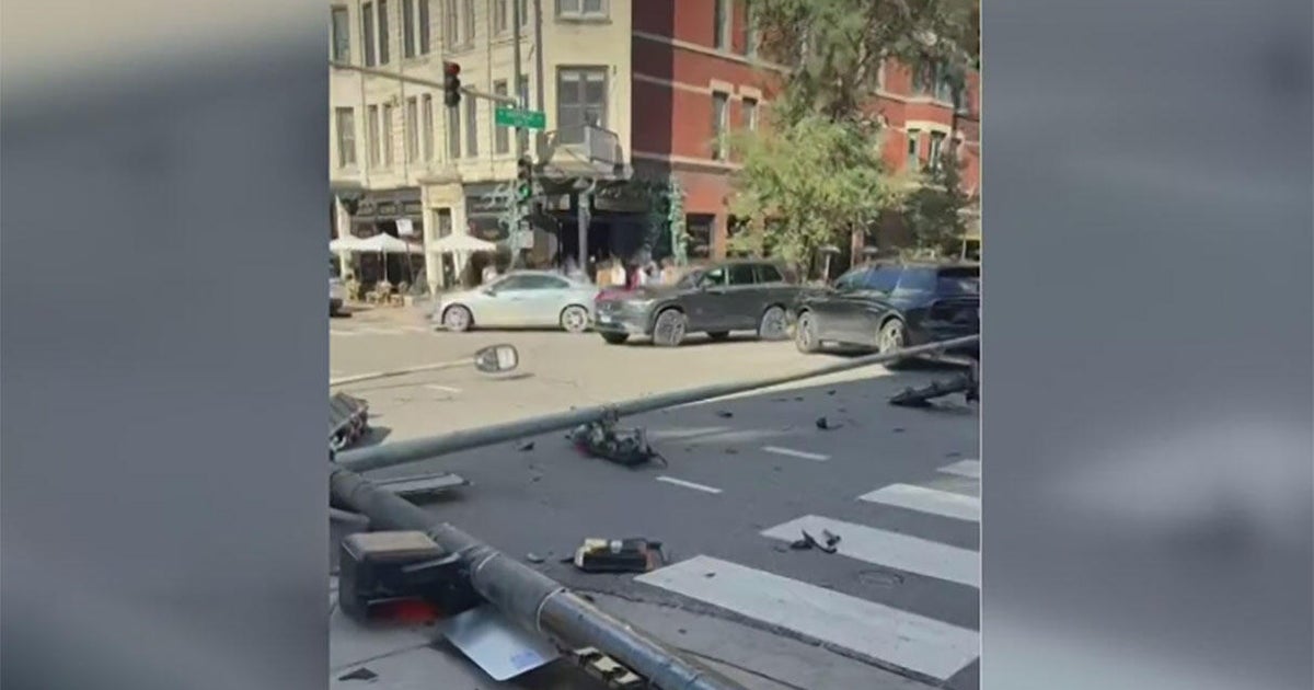 Light pole crashes to ground, nearly hits SUV in Chicago's Lincoln Park ...