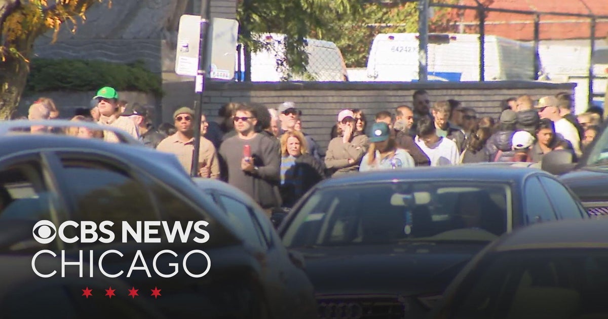 Crowds turn out to see inside of Uptown Theatre for Open House Chicago ...