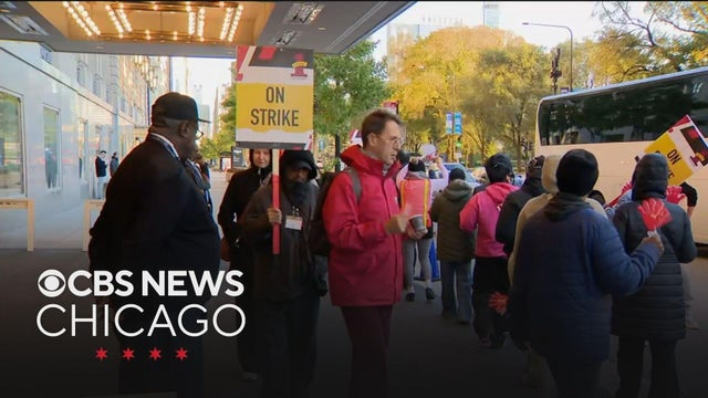 Hotel workers on strike in downtown Chicago