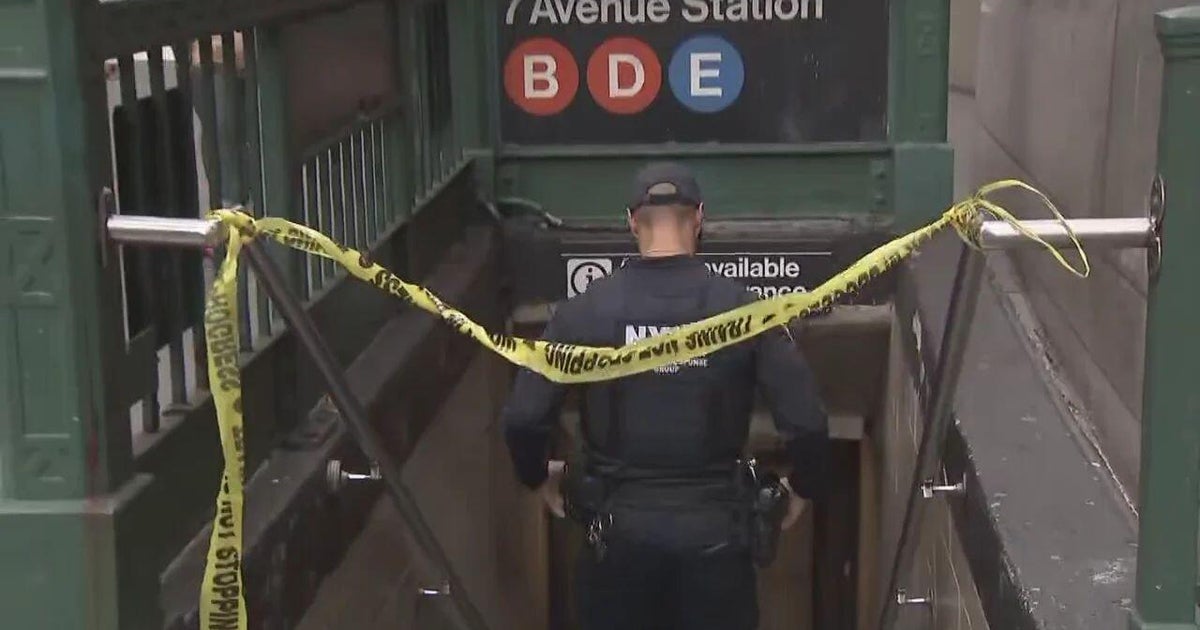 Search continues for gunman in deadly Midtown Manhattan subway station shooting