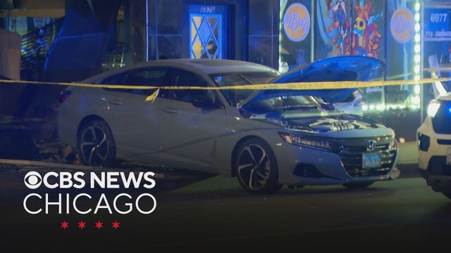 Burglars crash car into jewelry store in Chicago's Rogers Park neighborhood