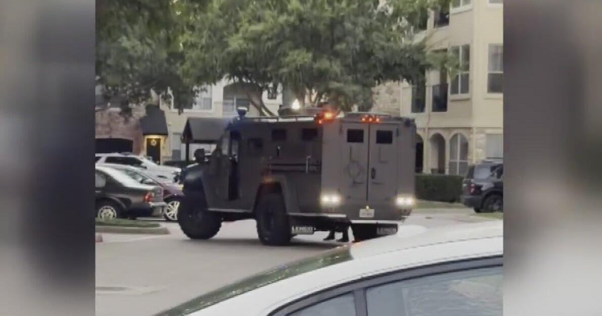 Suspect arrested after SWAT standoff at Frisco apartment complex - CBS ...