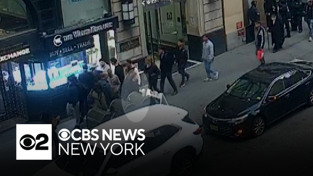 Man stabbed with syringe in Midtown Manhattan, police say