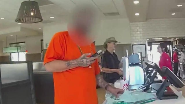 Man finds $128,000 at ATM while short on cash, turns it over to police