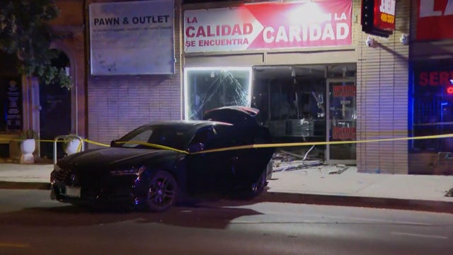 milwaukee-ave-crash-and-grab-1022-1.jpg 
