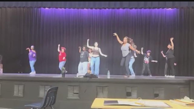Broken AC leaves Fort Worth high school choir rehearsing in heat
