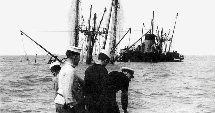 Инженери извършват деликатна операция върху пълен с експлозиви корабокрушенец от Втората световна война, но бомбите остават на мястото си