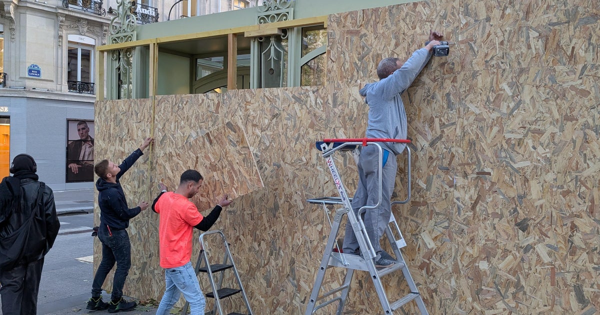 Paris museums close, shops build barricades ahead of more protests