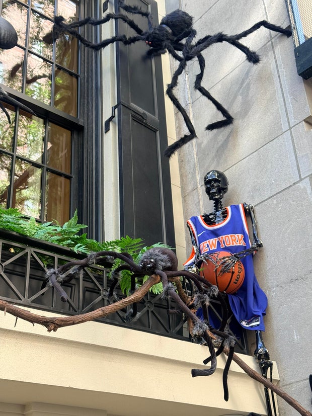 ues-halloween-newyorkknick-skeleton.jpg