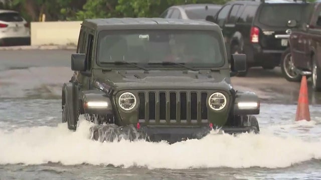 King tides send water flowing over Fort Lauderdale streets, into backyards
