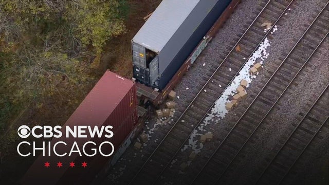 Freight train looted on Chicago's Near West Side