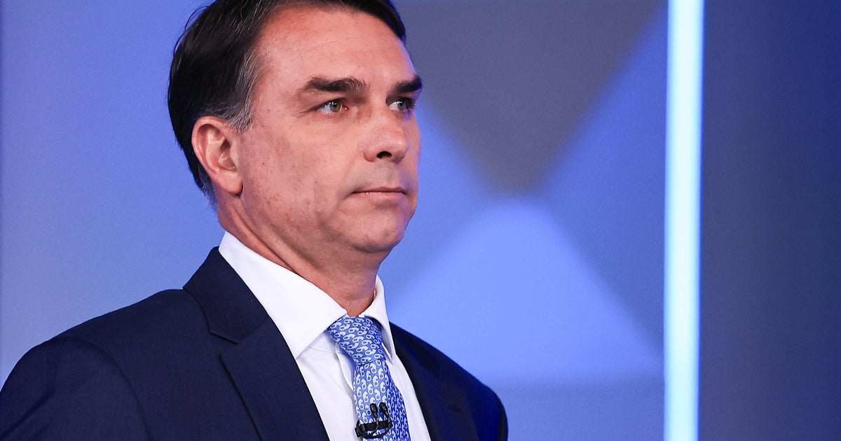 Brazilians in South Florida react to Flávio Bolsonaro’s arrival in Florida after election loss
