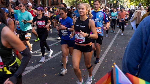 New Yorkers cheer on 2024 New York City marathon runers 