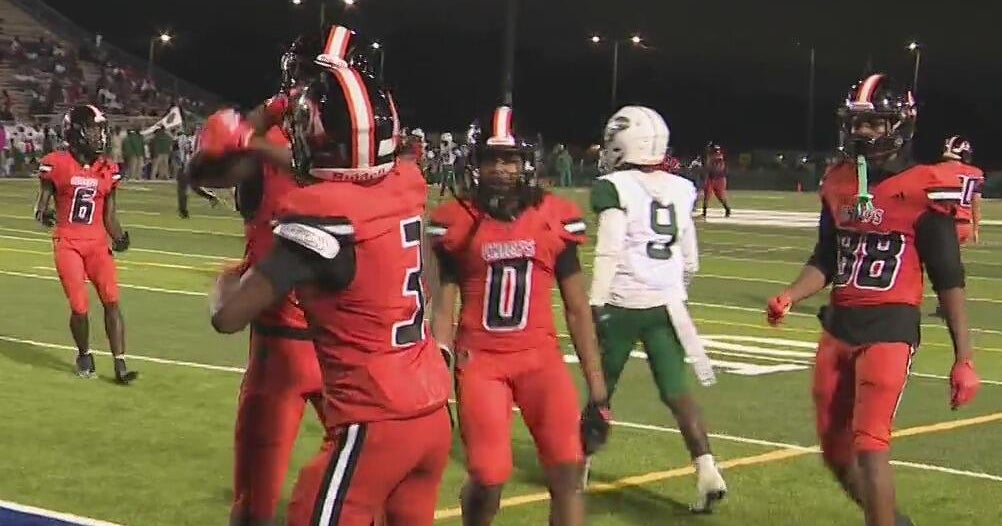 Miami Carol City defeats rival Miami Central 27-10 – CBS News